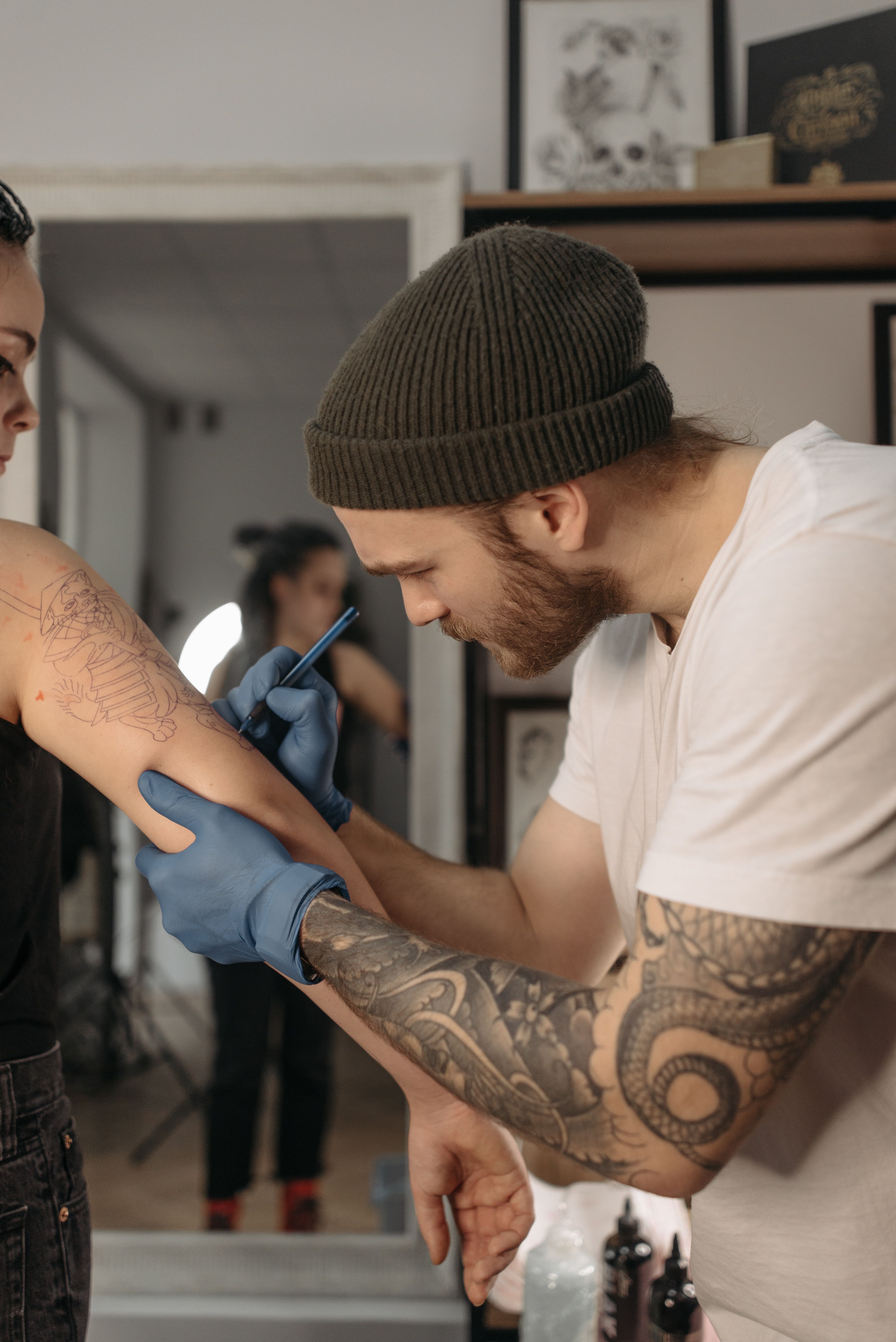 Estúdio de tatuagem com trabalho em andamento